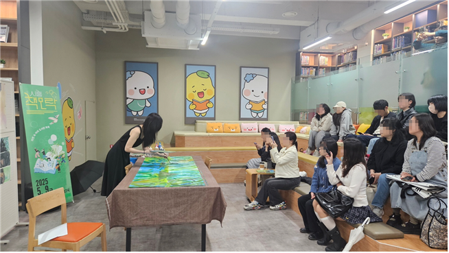 지난해 ABC행복학습타운에서 열린 책모락에서 스케치워크숍이 진행 중이다. 올해는 갯골생태공원으로 자리를 옮겨 자연 속에서 책과 만난다. /시흥시