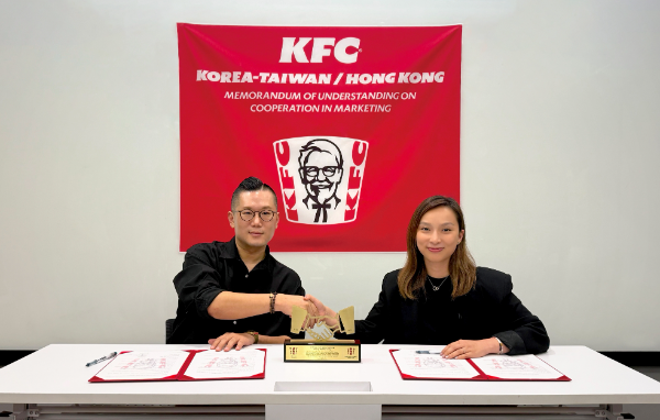 KFC 코리아 신호상 대표(좌측)와 KFC 대만·홍콩 카렌 첸 대표이사