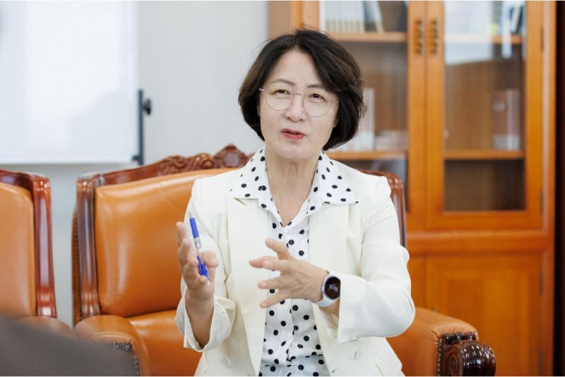 9일 오후 서울특별시 국회 예결위원장실에서 추미애 경기도지사가 이광재 예결위원장과 면담을 하고 있다. /경기도