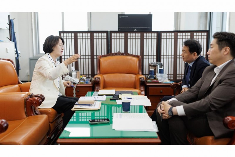 9일 오후 서울특별시 국회 예결위원장실에서 추미애 경기도지사가 이광재 예결위원장과 면담을 하고 있다./경기도