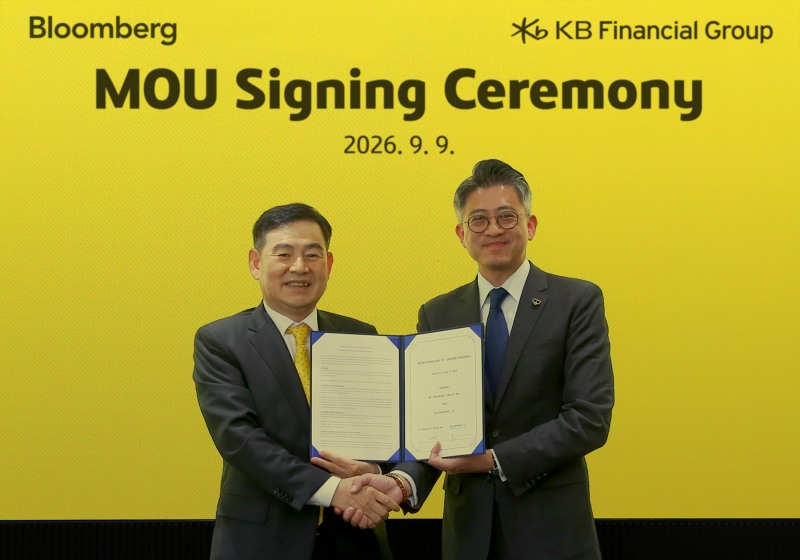 지난 9일 서울 여의도 KB국민은행 신관에서 진행된 KB금융과 블룸버그의 '전략적 협력 확대를 위한 업무협약식'에서 (왼쪽부터)KB금융지주 김성현 CIB마켓부문장과 블룸버그 아시아태평양 빙 리(Bing Li) 회장이 기념사진을 촬영하고 있다./KB금융그룹