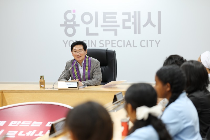 이상일 용인특례시장이 10일 시청 영상회의실에서 용인을 방문한 성 베드로·성 바오로 가톨릭 중등학교 학생, 신부·수녀들과 이야기를 나누고 있다. /용인시