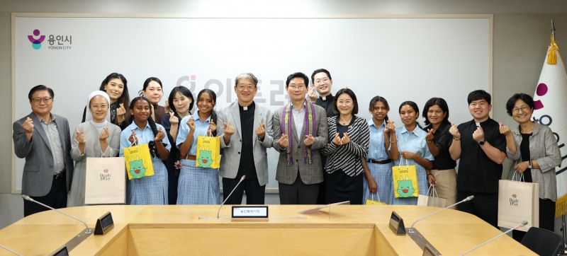 이상일 용인특례시장이 10일 시청 영상회의실에서 성 베드로·성 바오로 가톨릭 중등학교 학생, 신부·수녀들과 기념사진 촬영을 하고 있다./용인시