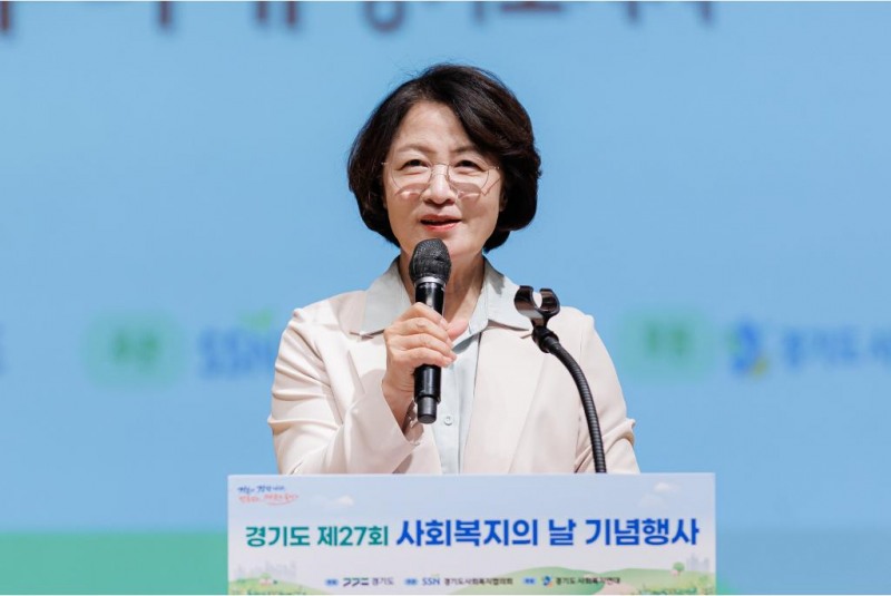 10일 오후 수원특례시 경기도경제과학진흥원 경기홀에서 열린 제27회 사회복지의 날 기념식에서 추미애 경기도지사가 축사를 하고 있다./경기도