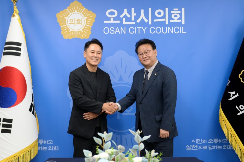 김종욱 오산시의회 의장이 10일 박광선 어플라이드 머티어리얼즈 코리아 대표와 함께 하고있다. /오산시의회