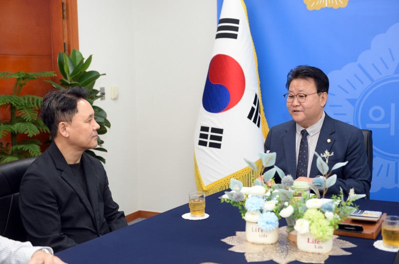김종욱 오산시의회 의장이 박광선 어플라이드 머티어리얼즈 코리아 대표와 대화를 하고있ㄷ다. /오산시의회