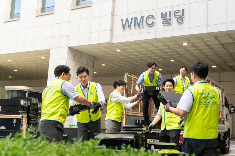 9일, 하나님의 교회 세계총회본부에서 사용 연한이 지난 폐전기‧전자제품을 E-순환거버넌스 수거차량에 싣고 있다.