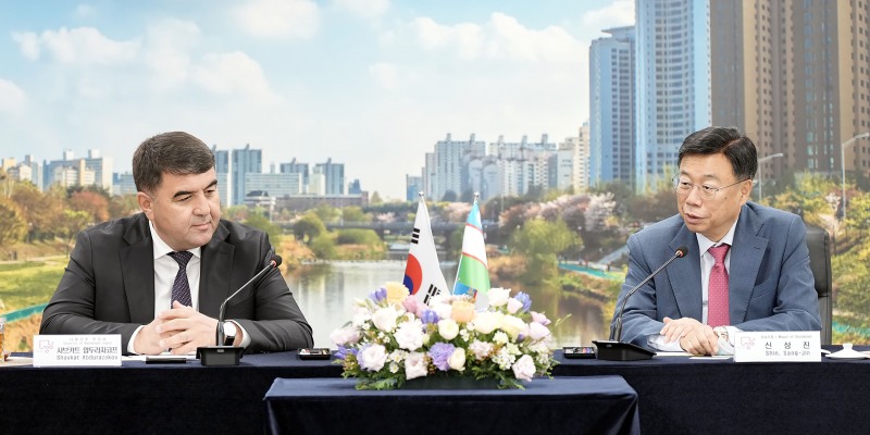 신상진 성남시장과 샤브카트 압두라자코프 우즈베키스탄 나망간주 주지사 등 양 지역 관계자들이 10일 성남시청에서 환담을 나누고 있다. /성남시