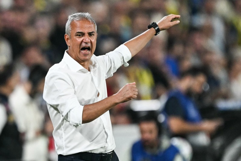 UCL 경기에서 선수들에게 지시하는 이스마일 카르탈 감독. / 사진=연합뉴스