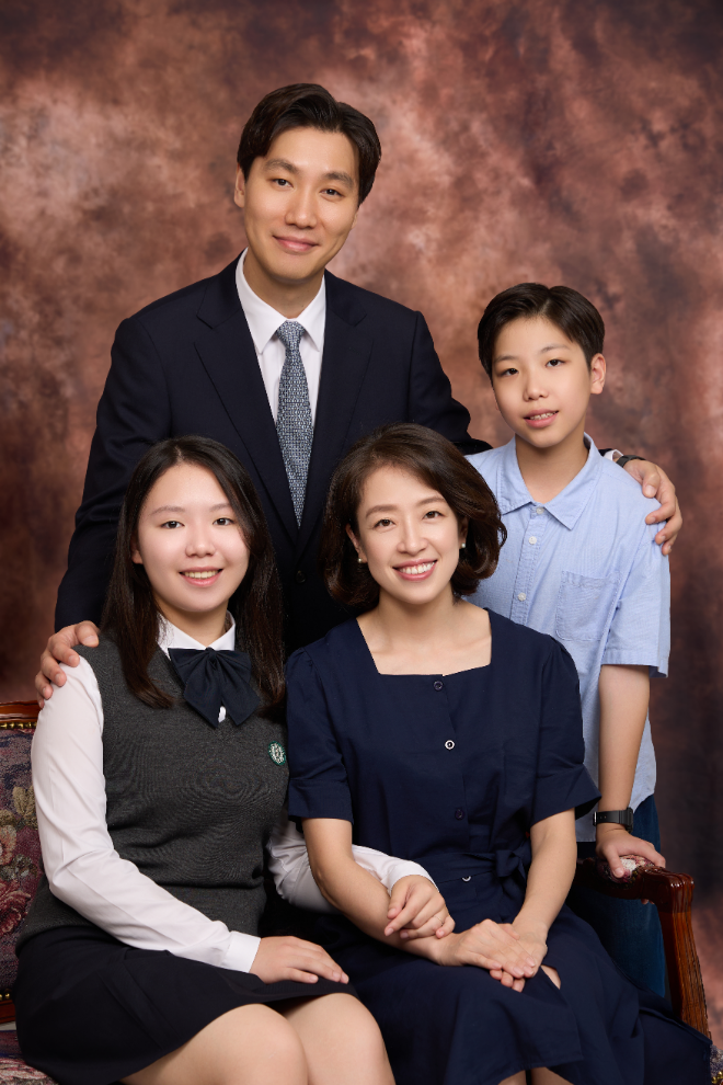 정광선 목사 가족. 뒷줄 왼쪽부터 시계 방향으로 정광선 목사, 아들 서진 군, 이수진 사모, 딸 서윤 양. (사진제공=영등포제일교회)