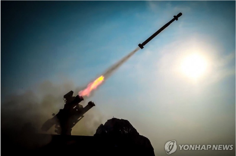 미국과 이란은 단기간에 휴전협정을 체결할 가능성이 별로 없자 장기전에 돌입할 준비를 하고 있다고 블룸버그통신이 10일(현지시간) 보도했다. 사진=이란 혁명수비대의 미사일 훈련. EPA, 연합뉴스
