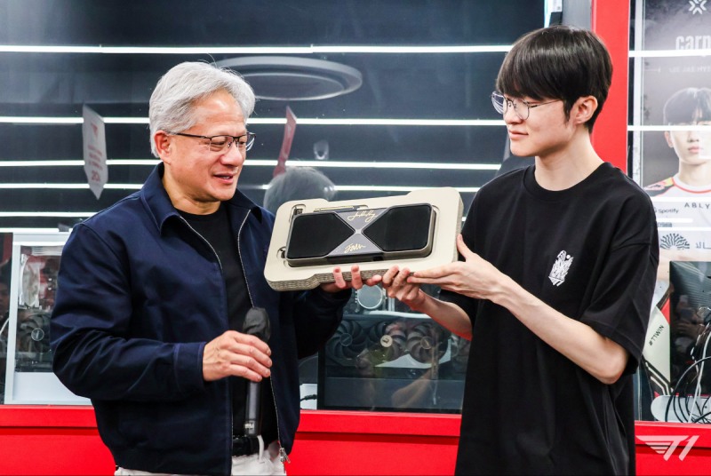 엔비디아 젠슨 황 CEO(사진 왼쪽)와 T1 '페이커' 이상혁의 만남은 전 세계적인 화제를 모았다(사진 출처=T1 SNS).