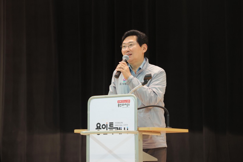 이상일 용인특례시장이 12일 처인구 동부동민의 날에서 축사를 하고 있다./용인시
