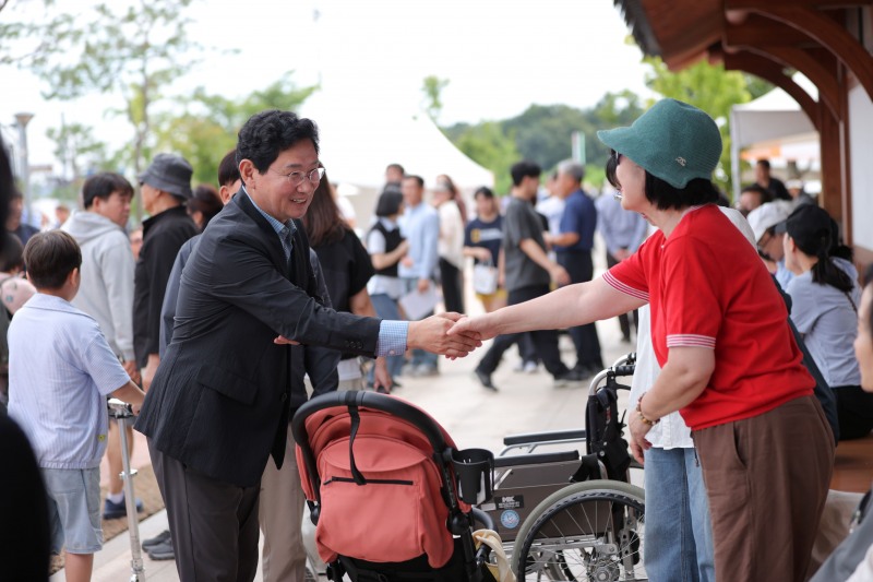 이상일 용인특례시장이 12일 남사읍 처인성 일원에서 열린 ‘제35회 처인성문화제’에서 시민과 인사를 나누고 있다. /용인시