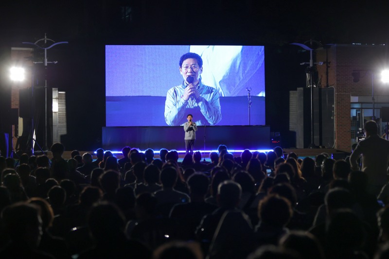 이상일 용인특례시장이 12일 ‘제9회 머내마을영화제’에 참석해 축사를 하고 있다./용인시