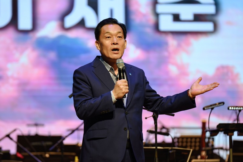 이재준 수원시장이 인사말을 하고 있다./수원시