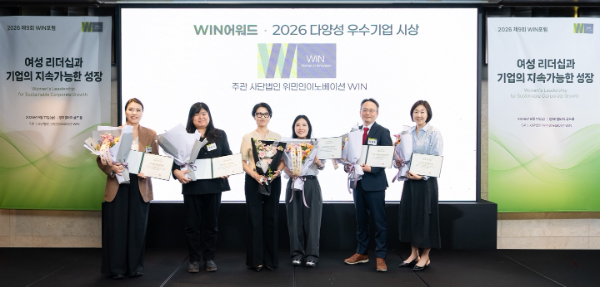 (왼쪽부터) 엘지화학, 셀트리온, 김미진 WIN 회장, 현대자동차, 한국스탠다드차타드은행, 제일기획 관계자. (사진 제공: 사단법인 WIN)
