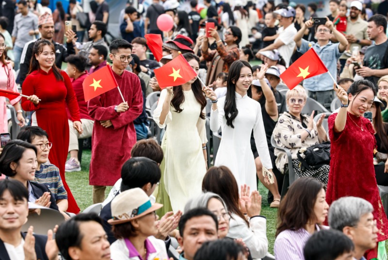 지난 13일 2026 화성특례시 세계문화축제에서 베트남 주민들이 국기를 흔들며 국가별 입장 퍼레이드에 참여하고 있다. /화성시