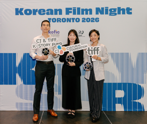 캐나다 토론토에서 열린 제51회 토론토국제영화제 ‘CJ & TIFF K-Story Fund’(이하 ‘K-스토리 펀드’) 시상식에서 올해 최종 3인 선정자들이 기념사진을 촬영하고 있다. (왼쪽부터 조시 김, 지윤 준 리, 앤드리아 방)