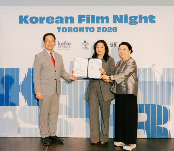 캐나다 토론토에서 열린 제51회 토론토국제영화제 ‘CJ & TIFF K-Story Fund’(이하 ‘K-스토리 펀드’) 시상식에서 K-스토리 펀드 협약을 3년 연장하는 서명식을 진행하고 기념사진을 촬영하고 있다. (왼쪽부터 한상준 영화진흥위원장, 아니타 리 토론토국제영화제 수석 프로그래머, 민희경 CJ사회공헌추진단장)
