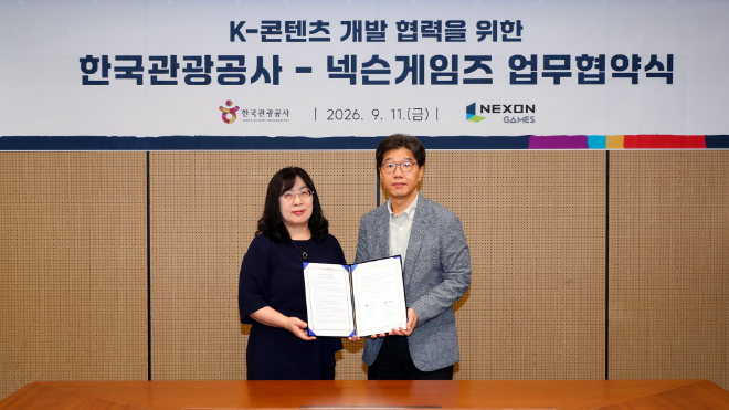 강인수 넥슨게임즈 경영총괄본부장(오른쪽)과 김영미 한국관광공사 관광AI혁신본부장이 11일 업무협약을 기념하는 사진을 찍고 있다. 사진=넥슨게임즈