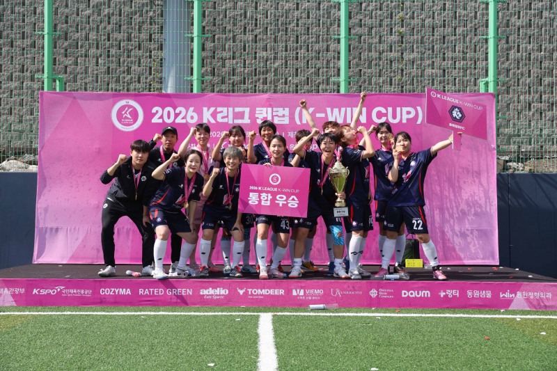 '2026 K리그 퀸컵' 정상에 오른 충북청주 선수단. / 사진=연합뉴스