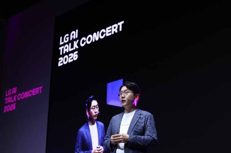 LG AI 토크 콘서트 2026에서 임우형 LG AI연구원 공동 연구원장이 발표하고 있는 모습