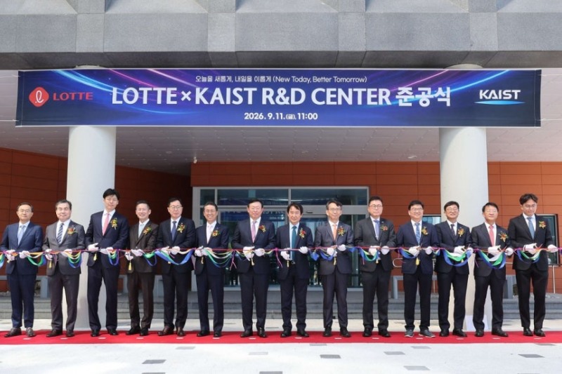 신동빈 롯데 회장이 11일 대전 KAIST(카이스트) 본원에서 열린 롯데 x KAIST R&D센터 준공식에 참석했다. 신동빈 롯데 회장(왼쪽에서 7번째)과 배충식 KAIST 총장(왼쪽에서 8번째)을 비롯한 롯데그룹 경영진과 KAIST 교수진이 준공을 축하하며 테이프 커팅을 하고 있다.
