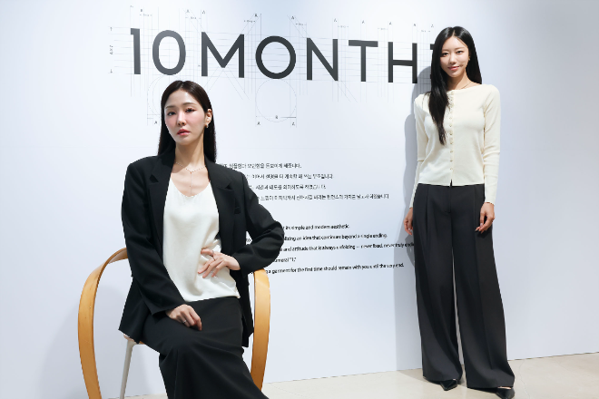 신세계인터내셔날이 운영하는 여성복 브랜드'텐먼스(10MONTH)' 의상을 입고 팝업스토어 공간을 소개하는 모델들 / 사진 = 신세계그룹 제공