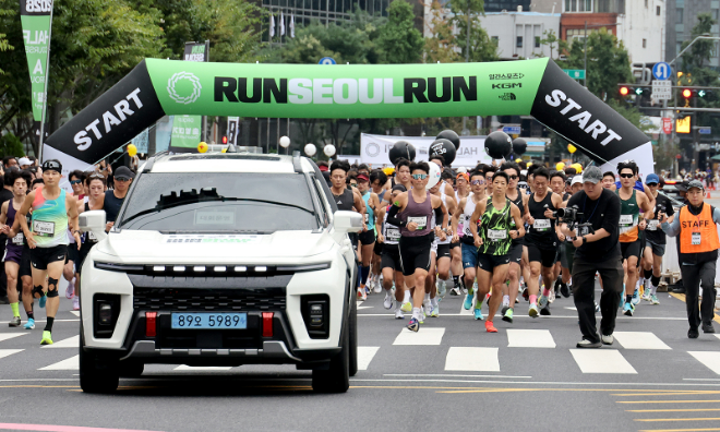 '2026 런서울런' 마라톤 행사장에서 참가자들이 출발하는 모습. 이미지 = KGM