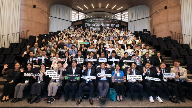 지난 10일 제주에서 열린 ‘기후테크 스타트업 서밋’ 참가자들이 기념촬영을 하고 있다. (앞줄 왼쪽 두 번째부터)류석영 카카오 임팩트재단 이사장, 정선화 기후에너지환경부 녹색전환정책관, 이유진 대통령비서실 기후에너지환경비서관, 하정우 국가인공지능전략위원회 상근부위원장, 배충식 KAIST 총장, 김성환 기후에너지환경부 장관, 박지혜 국회의원, 이학영 국회의원, 위성곤 제주특별자치도지사, 박진호 한국에너지공과대학교 석좌교수·총장직무대행. 둘째 줄 왼쪽 두 번째는 한상엽 소풍벤처스 대표, 셋째 줄 왼쪽 첫 번째는 전해원 KAIST 녹색성장지속가능대학원 부교수. / 이미지 = 카카오