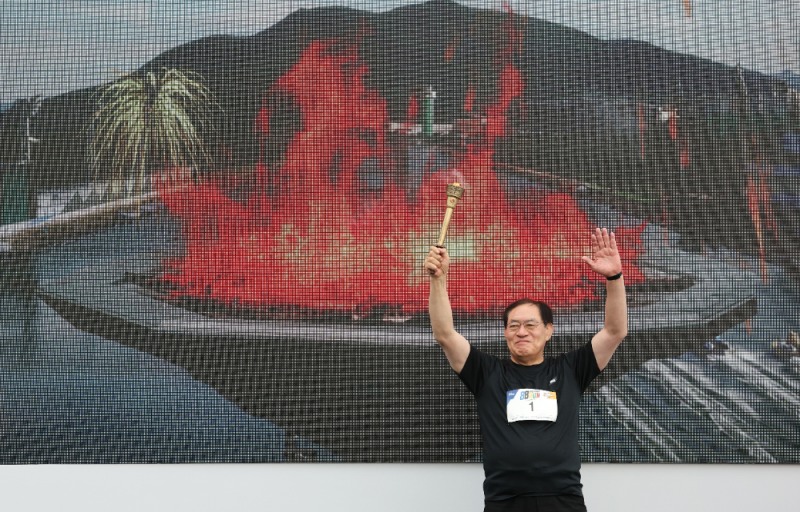 지난 12일 미사경정공원에서 열린 88run 마라톤 대회에서 서울올림픽기념국민체육진흥공단 하형주 이사장이 성화 점화를 하고 있다.
