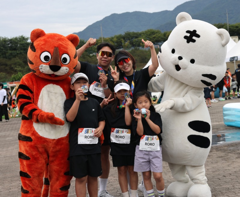 지난 12일 미사경정공원에서 열린 88run 마라톤 대회에서 완주에 성공한 한 가족 참가자들이 메달을 들어 보이며 기쁜 표정을 짓고 있다.