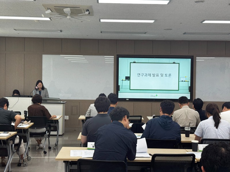 산업안전보건연구원이 운영 중인 '산업안전보건연구 라운드테이블'에서 2027년도 자체 연구과제 후보에 대한 발표와 토론이 진행되고 있다./안전보건공단