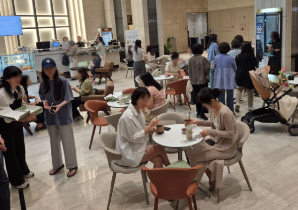 사진은 래미안 원페를라 그린라운지 카페 모습.