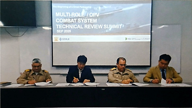 LIG넥스원과 페루 해군 관계자들이 2024년 11월 페루 해군 함정용 종합솔루션 공급 계약식에서 기념촬영을 하고 있다. 사진= LIG D&A