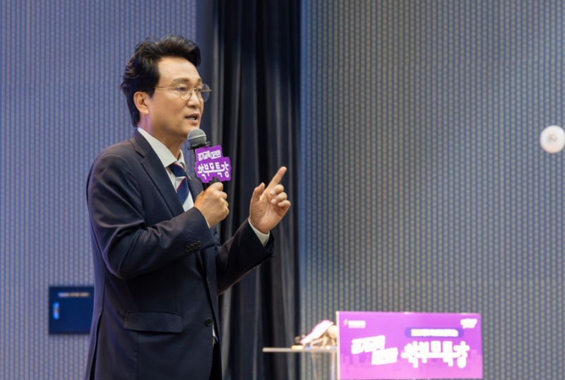 안민석 경기도교육감이 14일 폰프리스쿨과 RAS를 경기교육대전환의 핵심 정책으로 소개했다. /경기도교육청