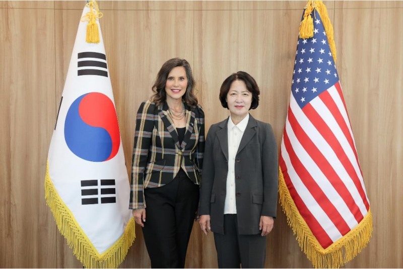 14일 오후 경기도청 집무실에서 추미애 경기도지사가 그레첸 휘트머 미시간 주지사와 기념촬영을 하고 있다./경기도