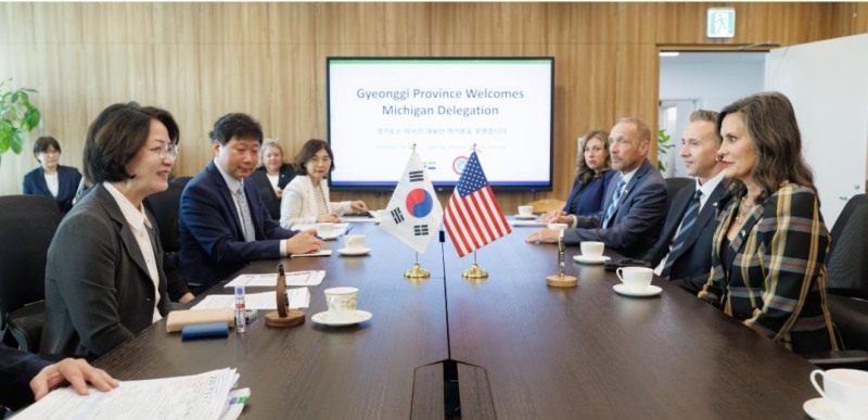 14일 오후 경기도청 집무실에서 추미애 경기도지사가 그레첸 휘트머 미시간 주지사와 면담을 하고 있다./경기도
