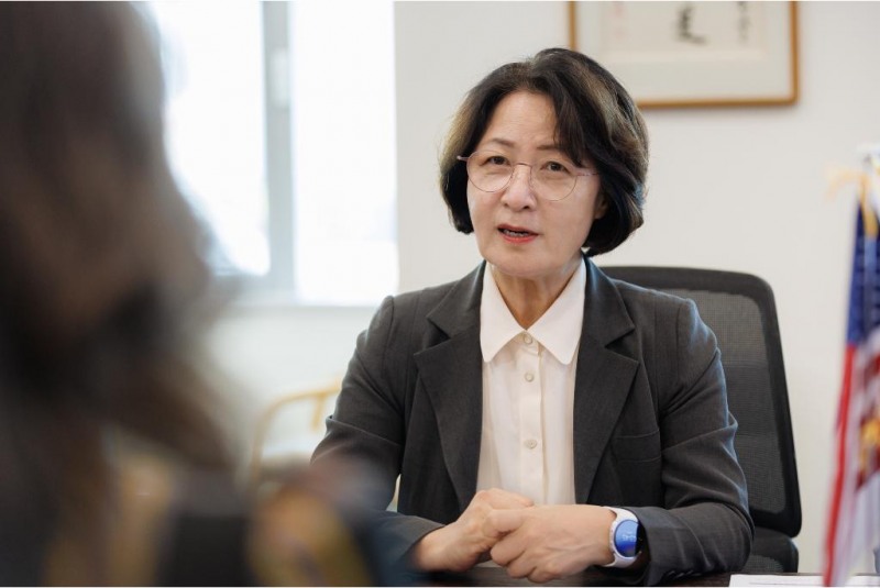 14일 오후 경기도청 집무실에서 추미애 경기도지사가 그레첸 휘트머 미시간 주지사와 면담을 하고 있다./경기도