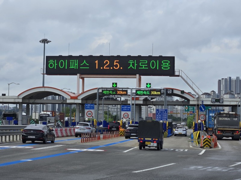 경기도는 14일 자체 관리하는 도내 민자도로 3곳의 통행료를 내년 3월까지 동결했다. /경기도