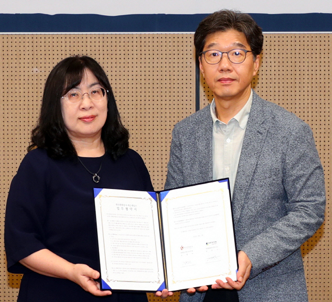 한국관광공사 김영미 관광AI혁신본부장(왼쪽)과 넥슨게임즈 강인수 경영총괄본부장. 사진 제공: 넥슨