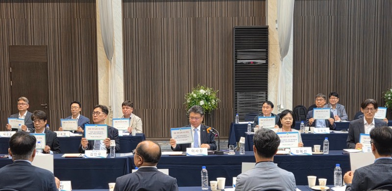 한국산업안전보건공단 김현중 이사장(가운데)와 정혜선 상임감사(오른쪽 2번째), 경영진이 모여 청렴·안전 실천 1인 1약속을 선언하고 있다./한국산업안전보건공단
