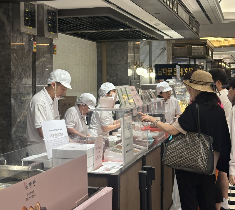 ‘웬떡마을’이 지난 13일 신세계백화점 강남점에서 추석 특별전을 열고 제품을 판매하고 있다. /용인시