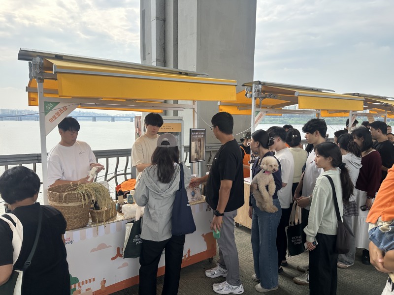 용인지역 업체가 ‘잠수교 뚜벅뚜벅 축제’에서 지역 농특산물을 선보이고 있다./용인시