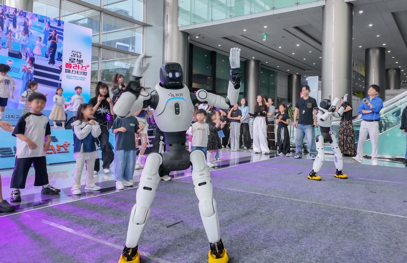 아이엘봇, 코엑스 ‘2026 강남 로봇플러스 페스티벌’서 시민과 로봇댄스 퍼포먼스