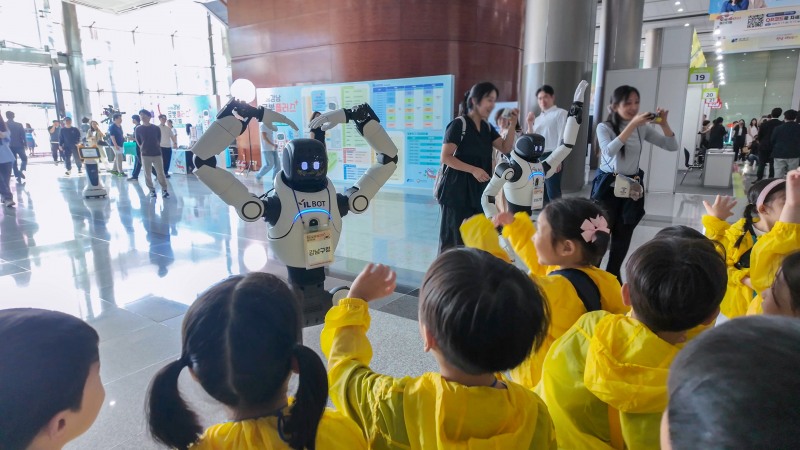 아이엘봇, 코엑스 ‘2026 강남 로봇플러스 페스티벌’서 시민과 로봇댄스 퍼포먼스