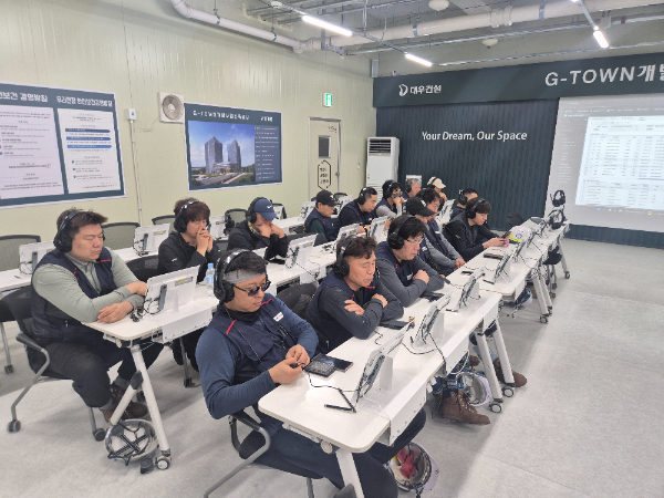 과천 G-TOWN 개발사업 신축공사 현장에서 태블릿 기반 스마트 안전교육을 진행중이다./대우건설