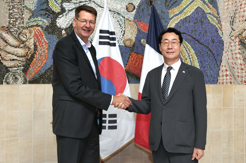 지난 14일(현지시간) 프랑스 덩케르크시에서 정명근 화성특례시장(오른쪽)과 파트리스 베르그리에트 덩케르크시장(왼쪽)이 악수하며 기념촬영을 하고 있다. /화성시