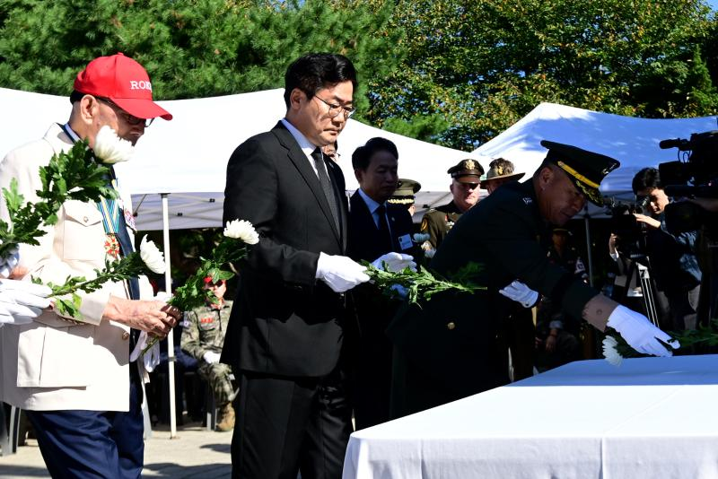 박찬대 인천시장이 15일 제76주년 인천상륙작전 기념일을 맞아 제물포구 자유공원 맥아더 장군 동상에 헌화 있다./인천시